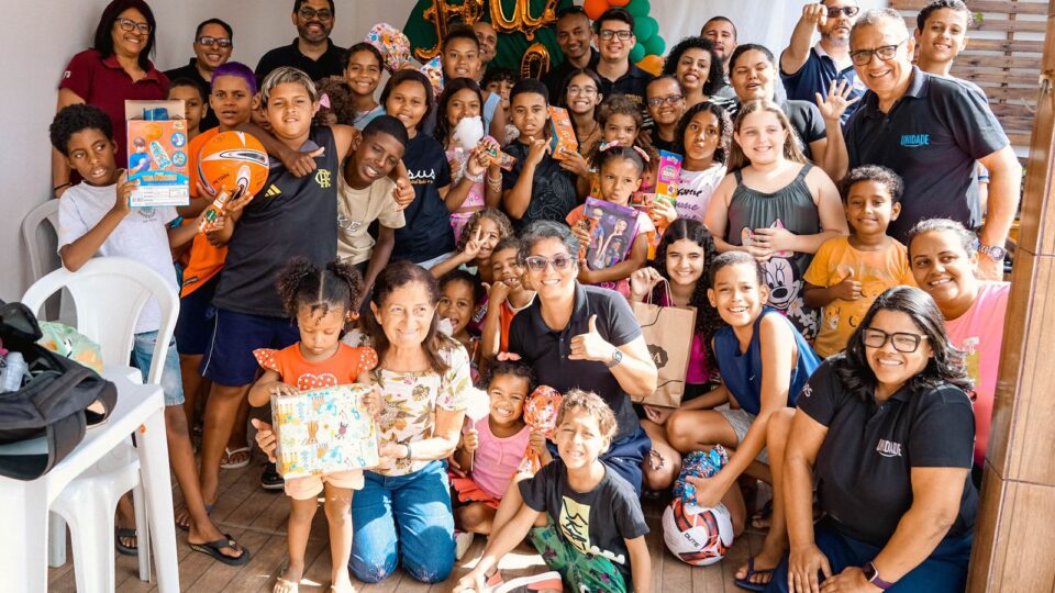 Crianças da comunidade de Jardim Maravilha recebem presentes de servidores da Associação Rio Sul (Foto: Thalles Paixão)