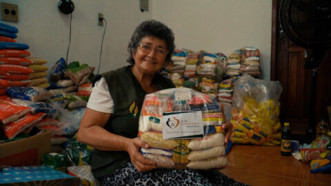 Pensionista arrecada toneladas de alimentos para Famílias Carentes