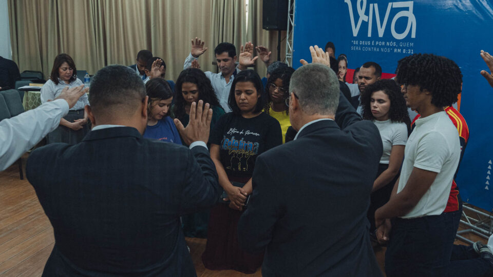 Pastores se reuniram em oração pelos missionários, pedindo força e sabedoria para a missão que têm pela frente. O momento marcou o envio e a consagração daqueles que levarão a mensagem a novas regiões. (Foto: Tiago Conceição)