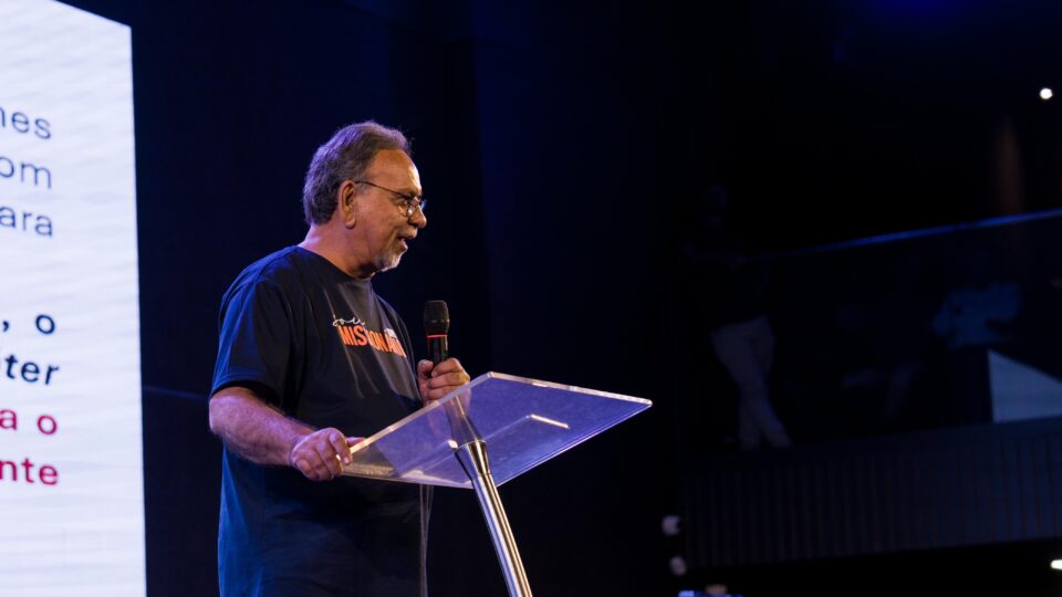 Prof. Cláudio Ruy ministrando sua pimeira palestra (Foto: Matheus Amaral)