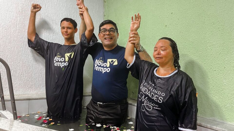 Batismo de mãe e filho marcam formatura da Escola Bíblica Novo Tempo de Jardim Guaratiba (Foto: arquivo pessoal)