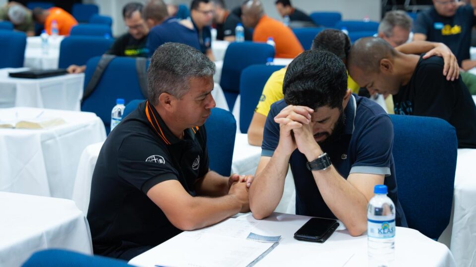 Grupo de pastores reunidos em um dos momentos de oração. 
(Foto: Daniel Kevin)