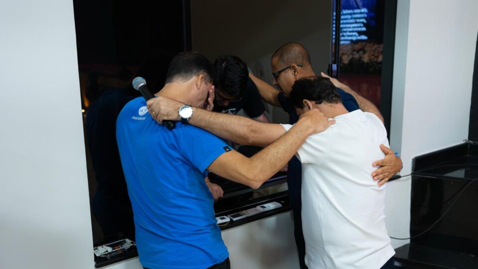 Grupo de pastores reunidos em um dos momentos de oração. 
(Foto: Daniel Kevin)