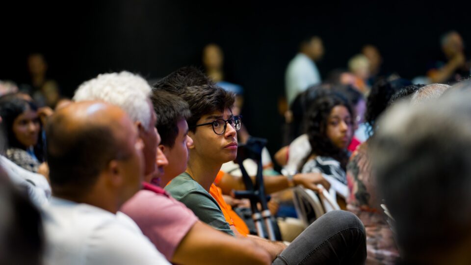 Líderes atentos na segunda palestra do Prof. Cláudio Ruy (Foto: Matheus Amaral)