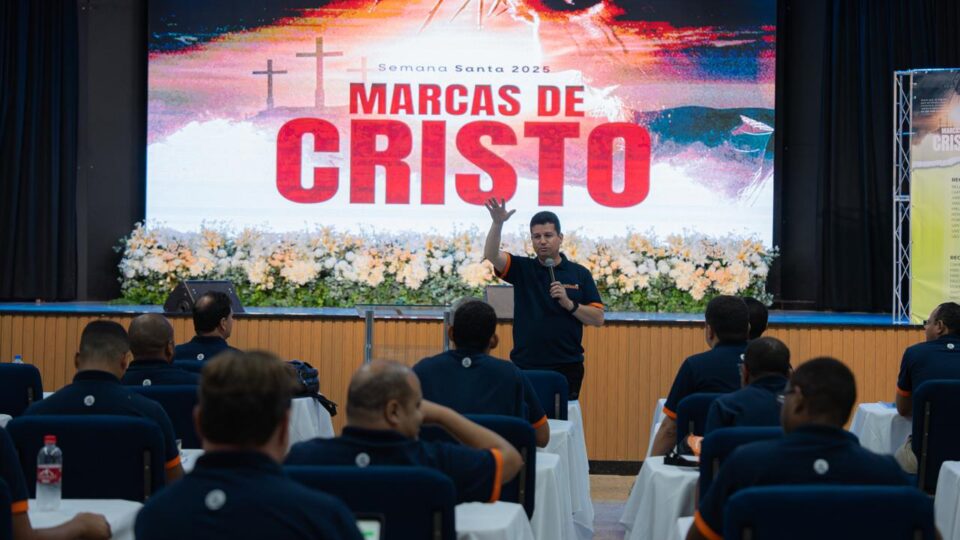 Pr.Itamar Lelis com o grupo da Associação Sul Espírito Santense
(Foto: Daniel Kevin)