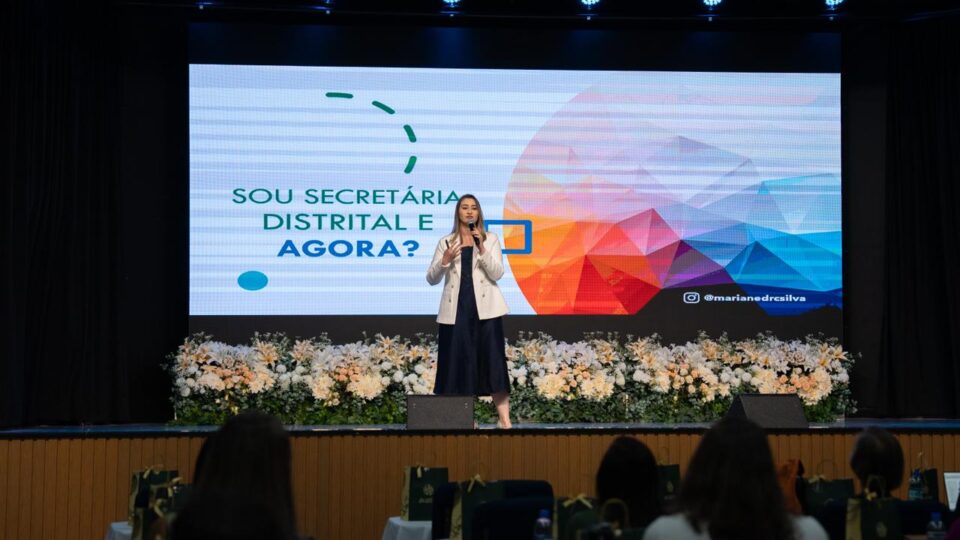 Encontro Secretaria Distrital moderniza
Mariane Ribeiro compartilhando sua inspiradora trajetória durante a palestra. (Foto: Daniel Kevin)