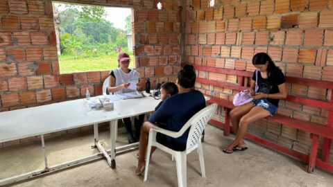 Médicos e dentistas levam famílias para serem voluntárias na selva amazônica