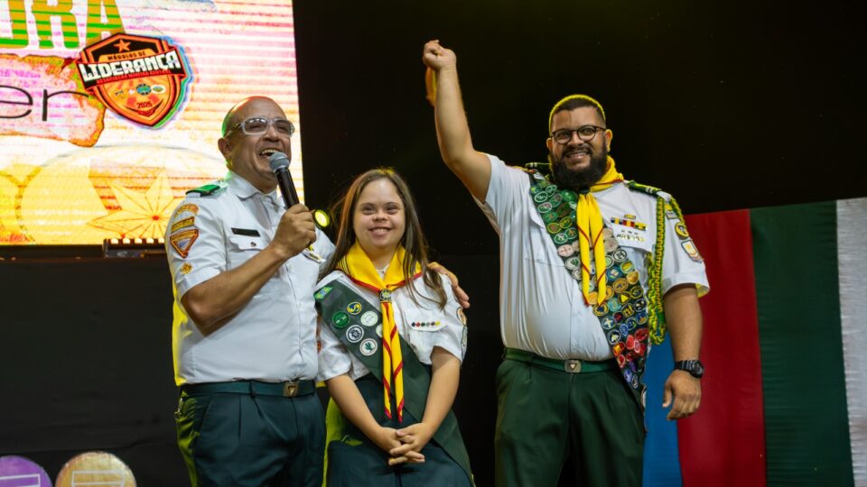 Ana Clara é a primeira líder de Desbravadores com síndrome de Down do Brasil.