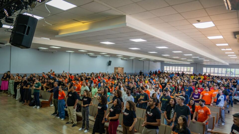 Momento de louvor na abertura da Convenção Jovem
(Foto: Matheus Amaral)