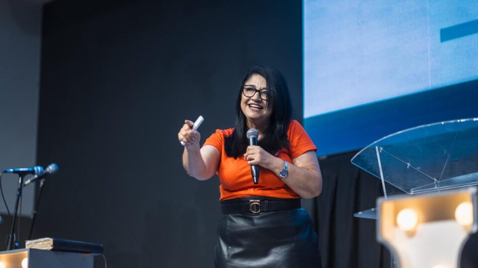 A líder do Ministério da Criança e Adolescente para a União Sudeste Brasileira, Profª Suzete Maia explicando as alterações do novo currículo. (Foto: Centro de Mídia AES & ASES)