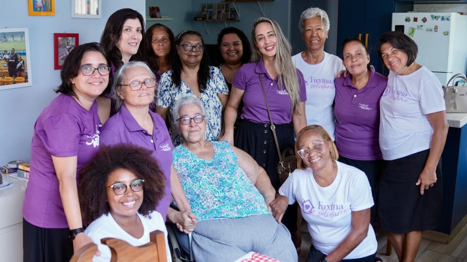 Dona Edina, ao centro, com o grupo de mulheres que realizaram a Faxina Solidária em sua casa 
(Foto: Leonardo Leite)