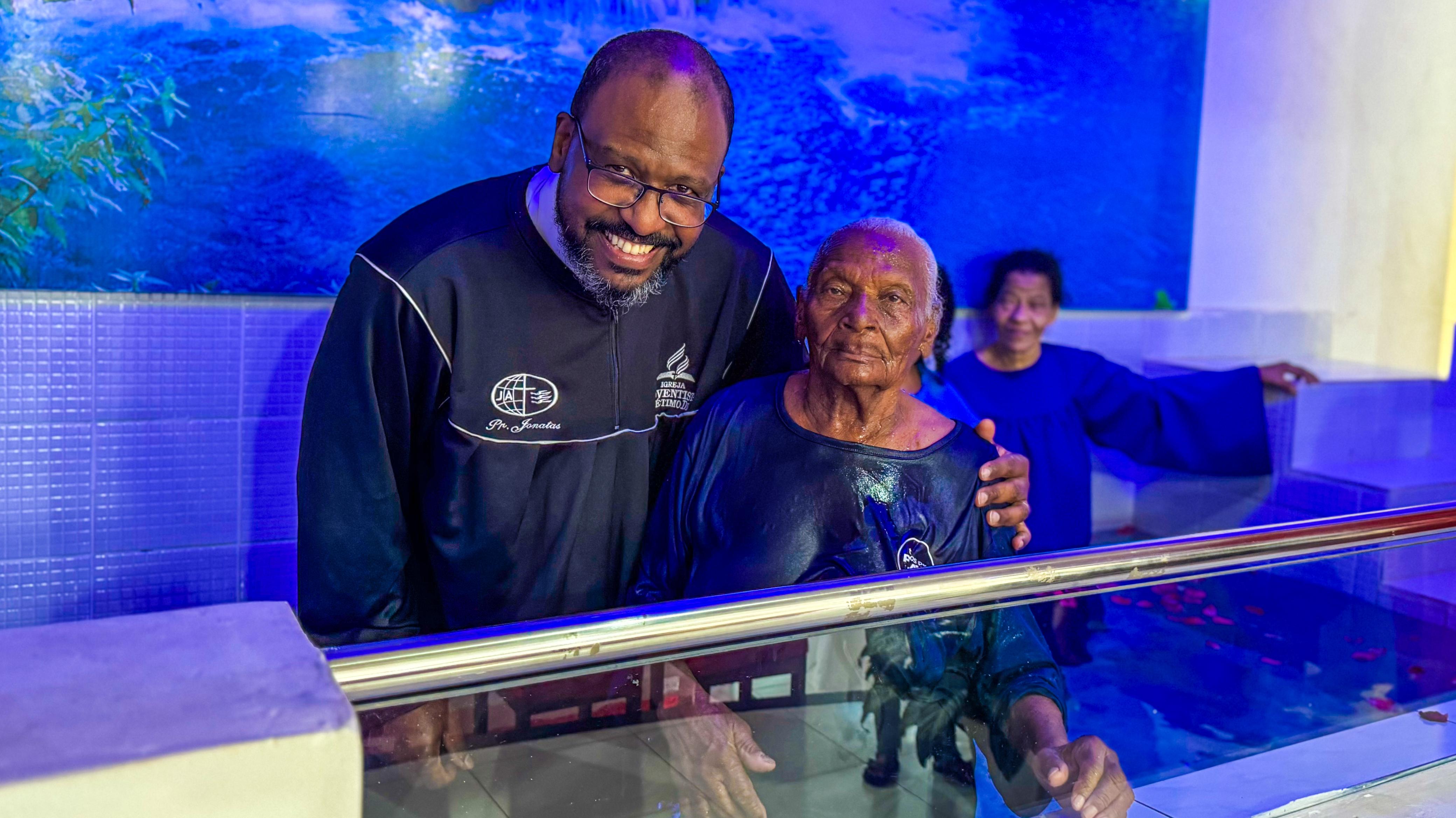 Mãe de 111 anos e filha de 65 se batizam no mês do aniversário