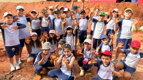 Alunos da Escola Adventista de Umuarama participam de ação de reflorestamento em área de preservação