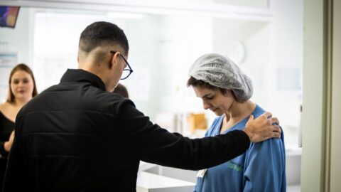 Jovens do RS reconhecem esforços de bombeiros, médicos e policiais por atuarem no Dia do Trabalhador