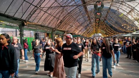 Jovens fazem flashmobs em Gramado e distribuem livros sobre bem-estar emocional