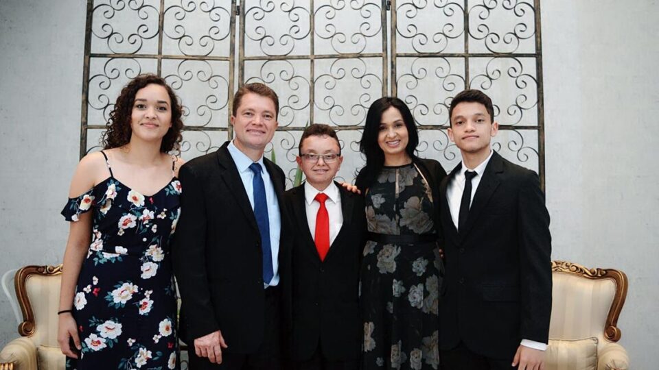 Adjane é casada há 30 anos com o pastor Ademir Firme, e juntos tiveram três filhos.