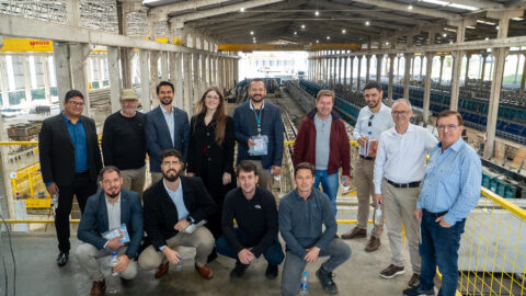 Equipe de engenharia entrega livros em fábrica parceira na construção de colégios e igrejas