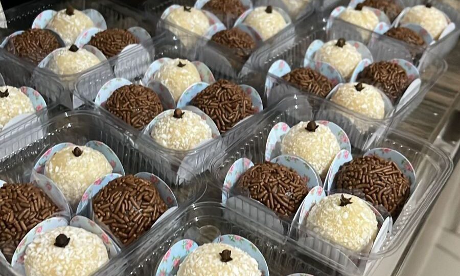 Jovens vendem brigadeiro na feira para ir ao Atos 2025 (Foto: arquivo pessoal)