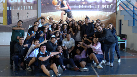 Projeto leva jogador da NBA para bate-papo com alunos em BH