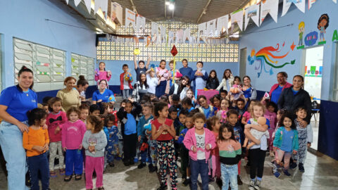 Escola adventista do oeste do PR arrecada mais de 200 brinquedos para crianças de instituto social