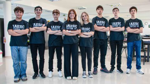 Aluno ensinando aluno: estudantes viram professores de reforço voluntário em SC