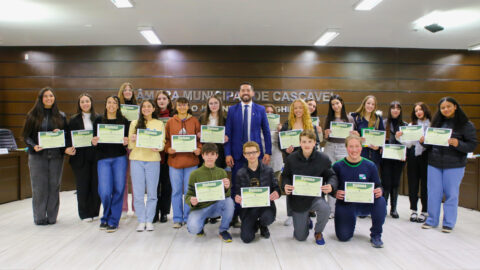 Alunas do Colégio Adventista tomam posse na Câmara Jovem de Cascavel (PR)