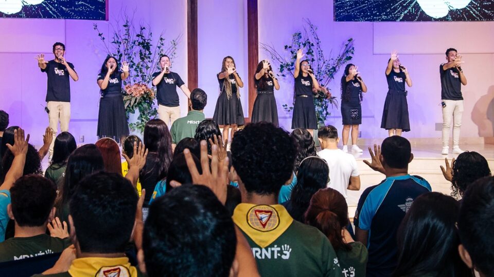 Louvor e adoração tomaram conta do ambiente, tornando a celebração ainda mais envolvente. (Foto: Everton Ferreira)