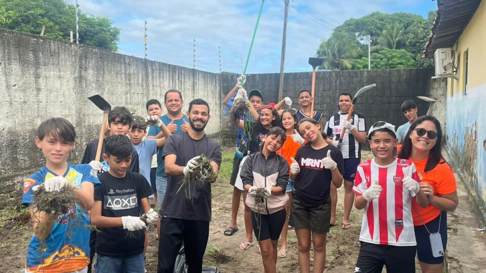 Estudantes do Colégio Adventista engajados ativamente em atividades voluntárias práticas.(Foto: Divulgação)