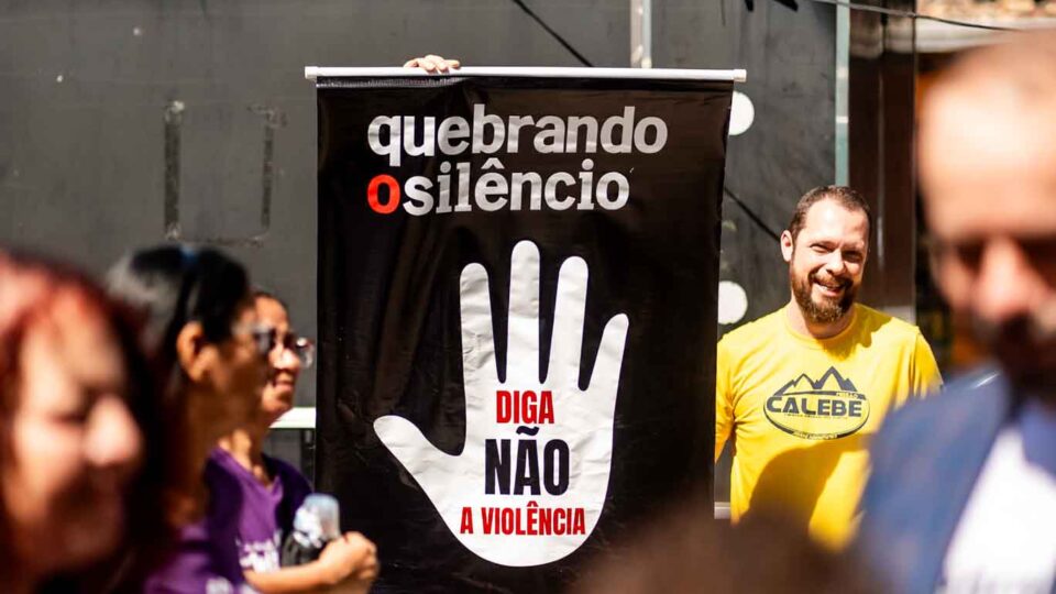 Campanha Quebrando o Silêncio leva conscientização às ruas de Itatiaia. (Foto: Filipe Braggio)