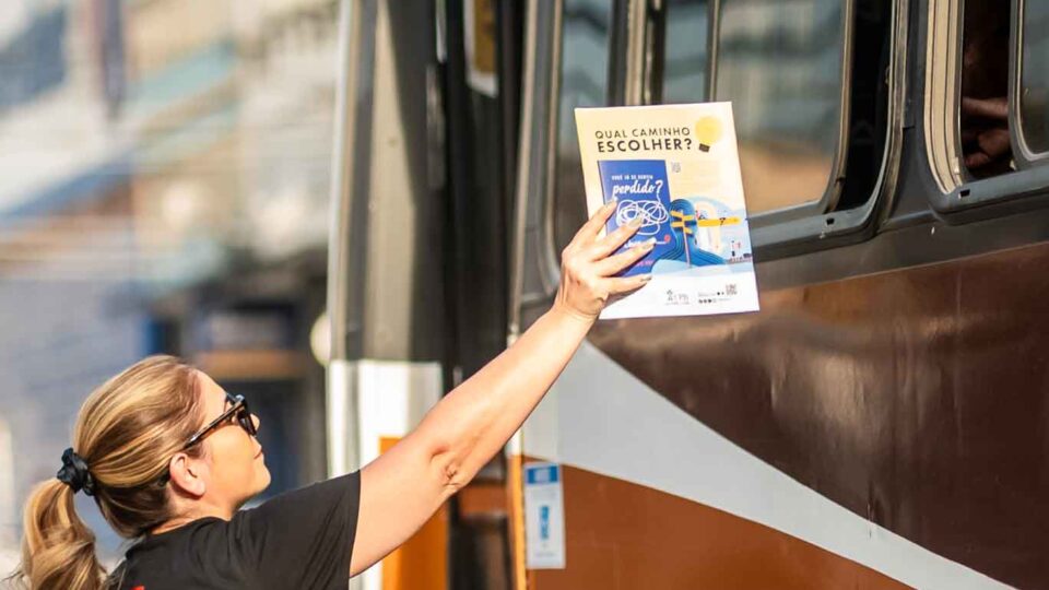 Membros da Igreja Adventista distribuem revistas da campanha Quebrando o Silêncio aos passageiros. (Foto: Filipe Braggio); combater a violência digital