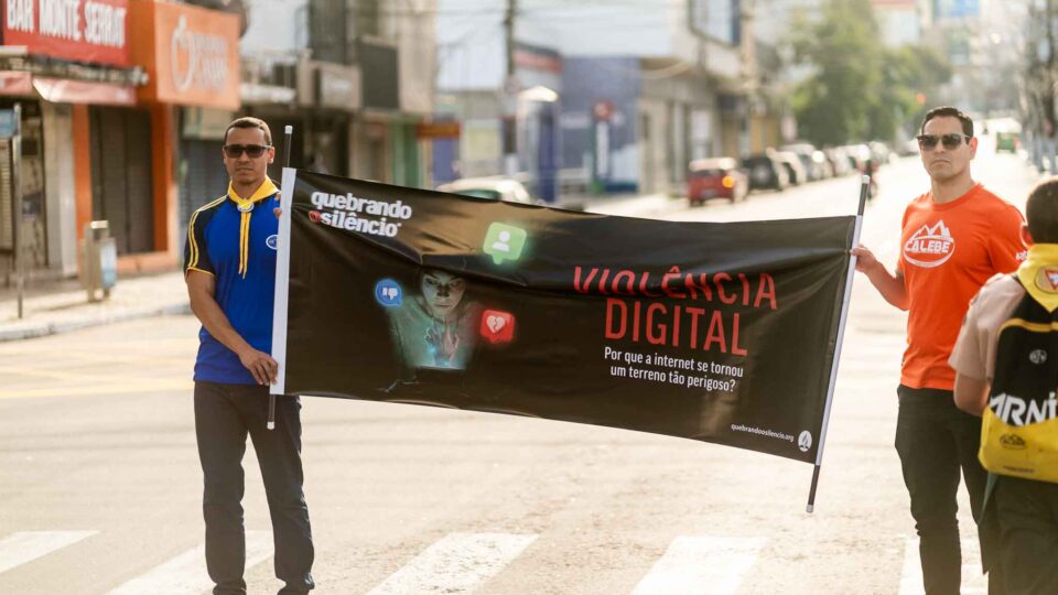 Membros da Igreja Adventista da região central do Rio ocupam as ruas com faixas da campanha Quebrando o Silêncio, para combater a violência digital (Foto: Filipe Braggio)