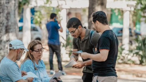 Estudantes alertam sobre violência digital em praça pública no sul de Minas