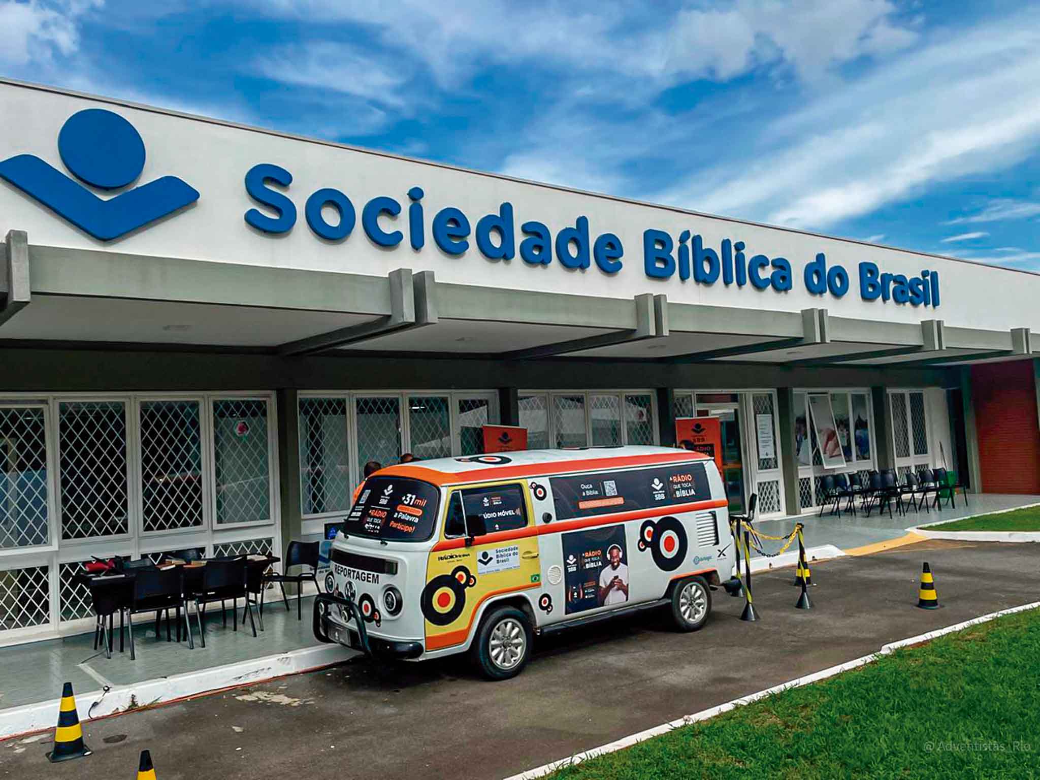 Kombi é utilizada para gravações dos versículos da Bíblia (Foto: divulgação Sociedade Bíblica do Brasil)