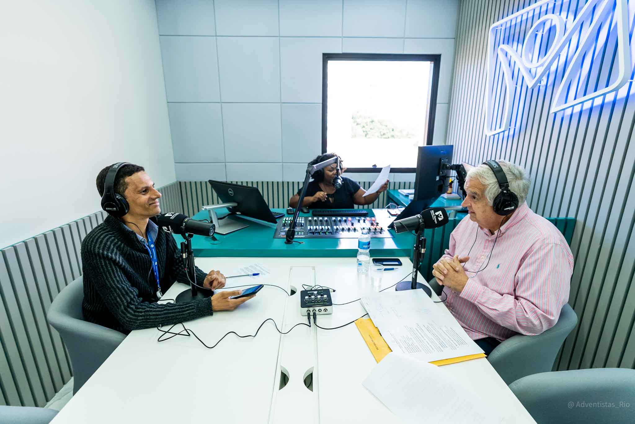 Locutores Gisele Ferreira e Diógenes Oliveira recebem o diretor executivo do projeto no estúdio da 95,7 FM. (Foto: Filipe Braggio)