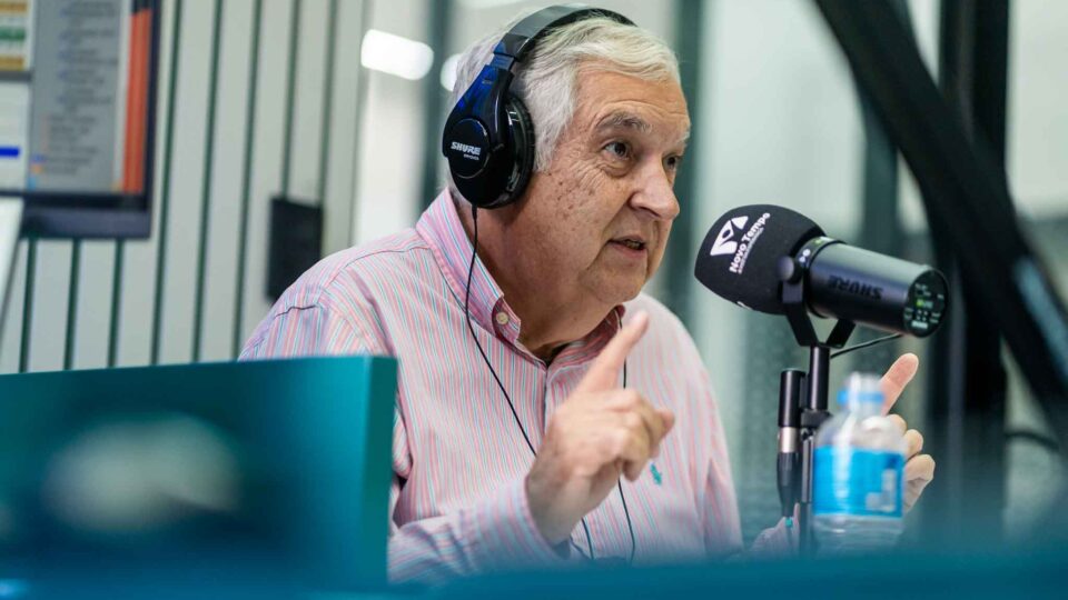 Sérgio Azevedo apresenta detalhes do Projeto +31 Mil Vozes durante entrevista ao vivo na Rádio Novo Tempo Rio. (Foto: Filipe Braggio)