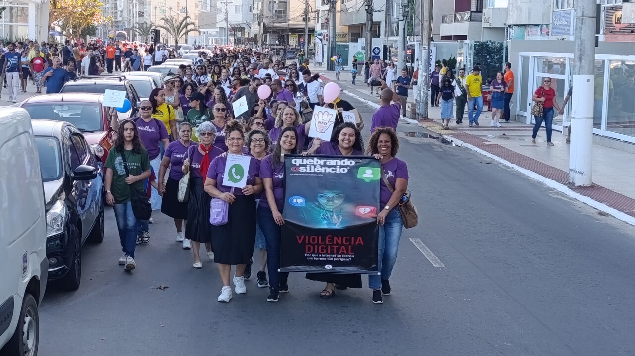 Passeata pela orla da Praia do Morro em Guarapari (ES) leva a reflexão: Por que a internet se tornou tão perigosa? Campanha leva reflexão às ruas do sul do ES (Foto: arquivo pessoal)