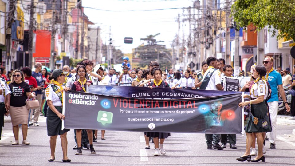 População caminha em mobilização do Quebrando o Silêncio para alertar sobre riscos da violência digital