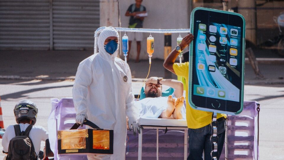 Adventistas realizam passeata em Itamaraju com cartazes e faixas contra a violência digital.