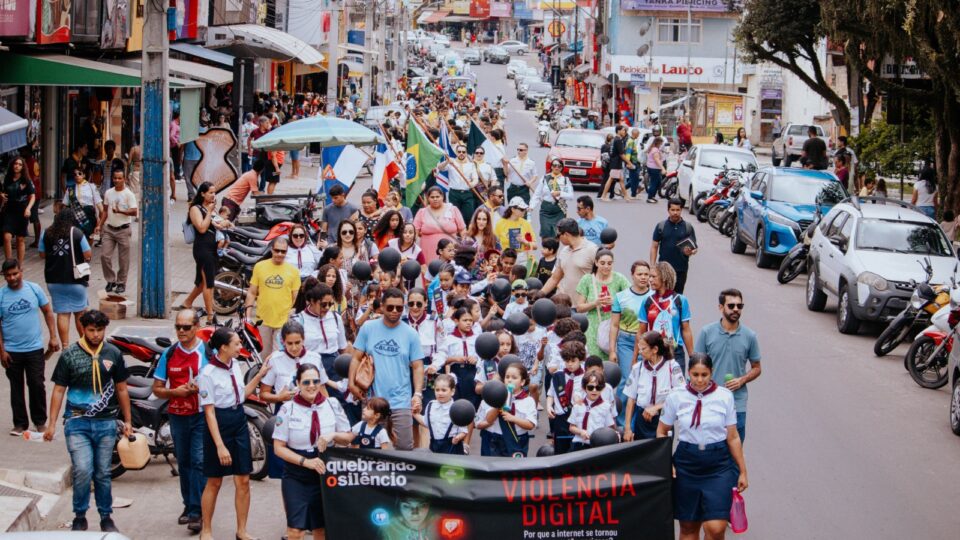 População Adventista participa de passeata em Itamaraju para conscientizar sobre os riscos da violência digital durante o projeto Quebrando o Silêncio.