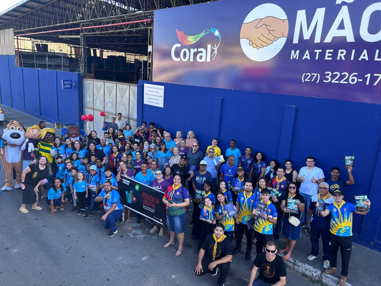 Desfile com carreta para promover o Quebrando o Silêncio em Cobilândia (Foto: arquivo pessoal) Por que a internet se tornou tão perigosa?