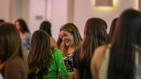 Mães e filhas participam de programa para fortalecer laços familiares