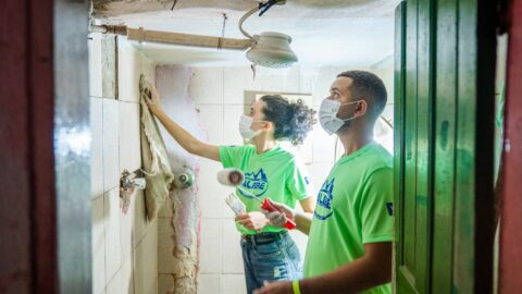 Jovens adventistas restauram casa de idosa e realizam mais ações sociais em Governador Valadares (MG)