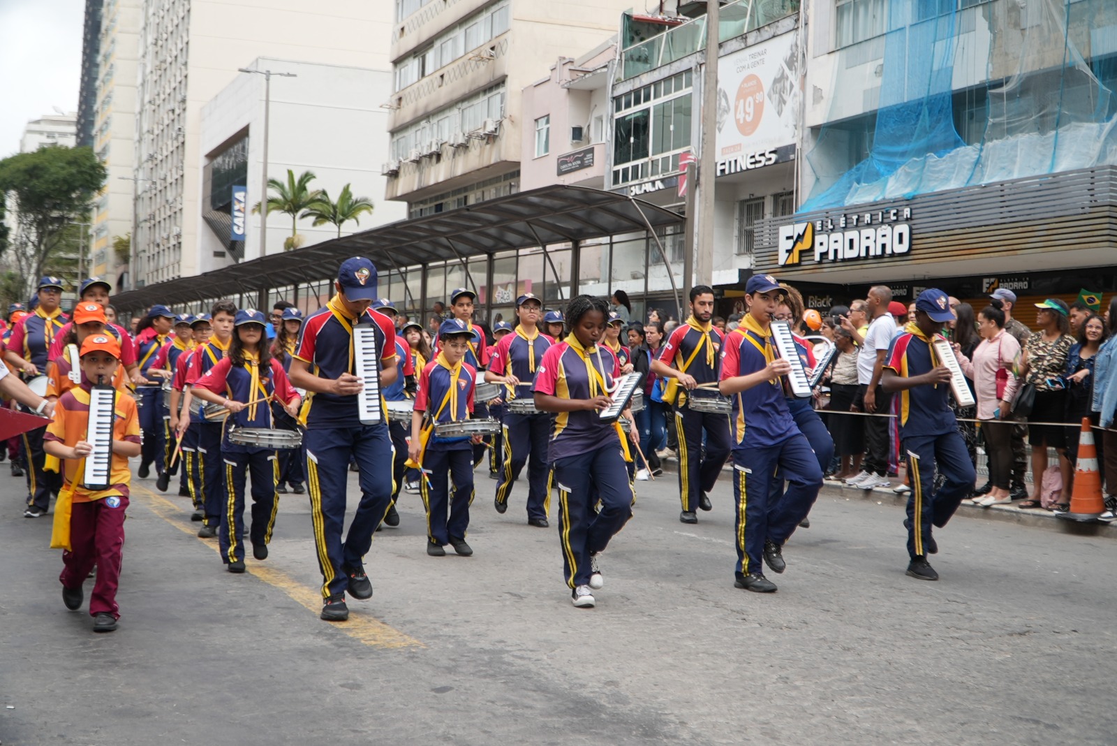 Desbravadores tocam fanfarra em desfile (Foto: Vinícius Ribeiro) Desbravadores e Aventureiros em Juiz de Fora (Foto: Vinícius Ribeiro)