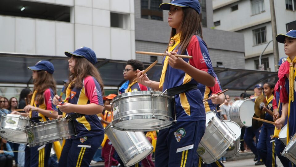 A fanfarra deu ritmo na marcha durante o desfile de 7 de setembro em Juiz de Fora (Foto: Vinícius Ribeiro)