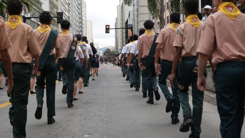 Clubes de Desbravadores e Aventureiros se uniram para o desfile de 7 de Setembro em Juiz de Fora (Foto: Vinícius Ribeiro