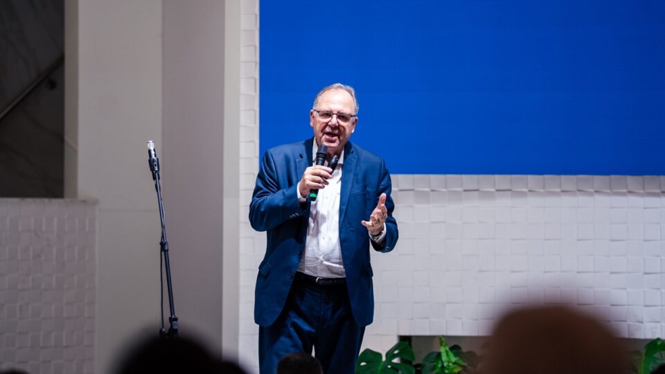 Pastor Hélio Carnassale palestra sobre identidade adventista e liberdade religiosa (Foto: Augusto Junior)