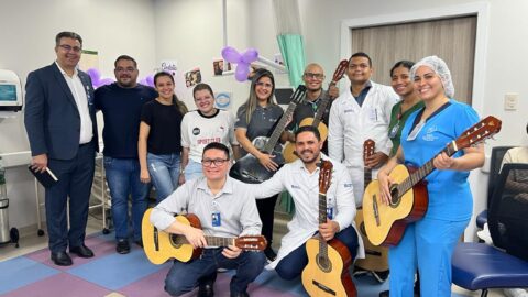 Violões e orações celebram vitória de paciente contra o câncer