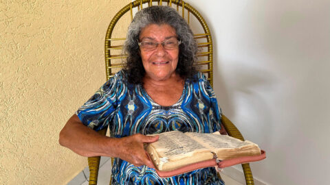 Mulher aprende a ler a Bíblia e compartilha sua mensagem com a comunidade