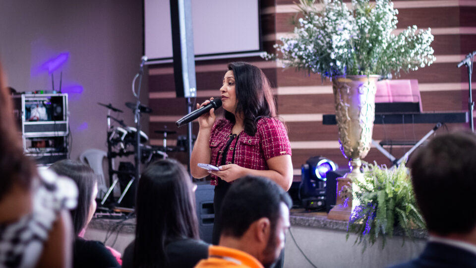 O congresso Conquistando a Plenitude em Eunápolis contou com a presença da cantora Iveline.