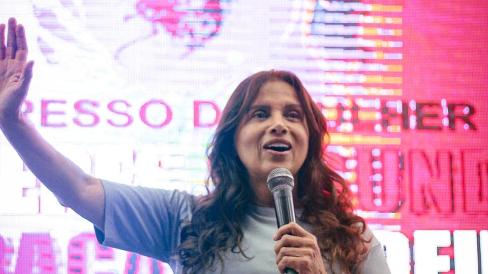 Maiza Ribeiro palestrando no congresso em Porto Seguro
